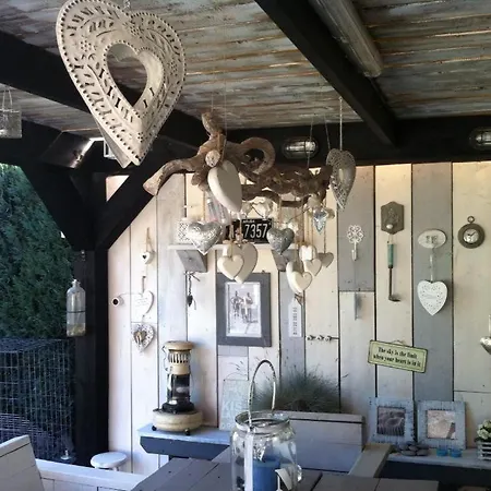 בית נופש Veluws Rietgedekt Bungalow *