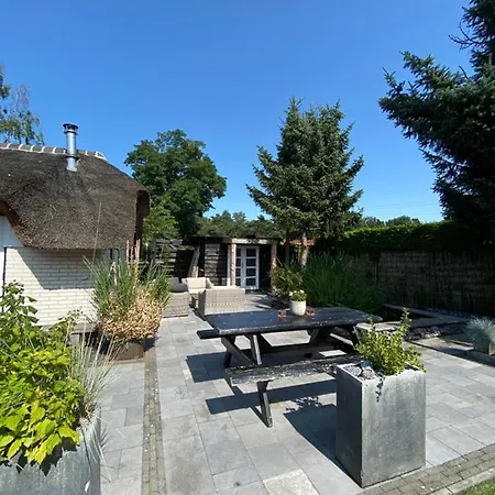 Veluws Rietgedekt Bungalow ארמלו